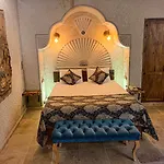 Risus Cave Homestay *