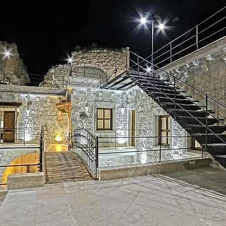 Проживание в семье Risus Cave *