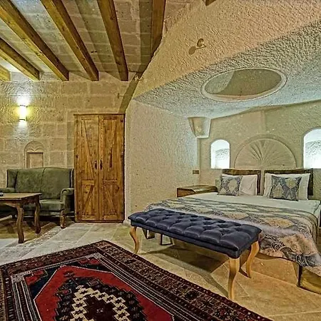Проживание в семье Risus Cave *
